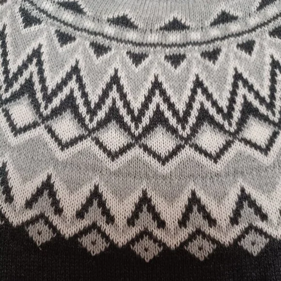 Women's Old Navy Dark Gray/Black Sweater with White/Light Gray Design Size Large - Picture 4 of 9